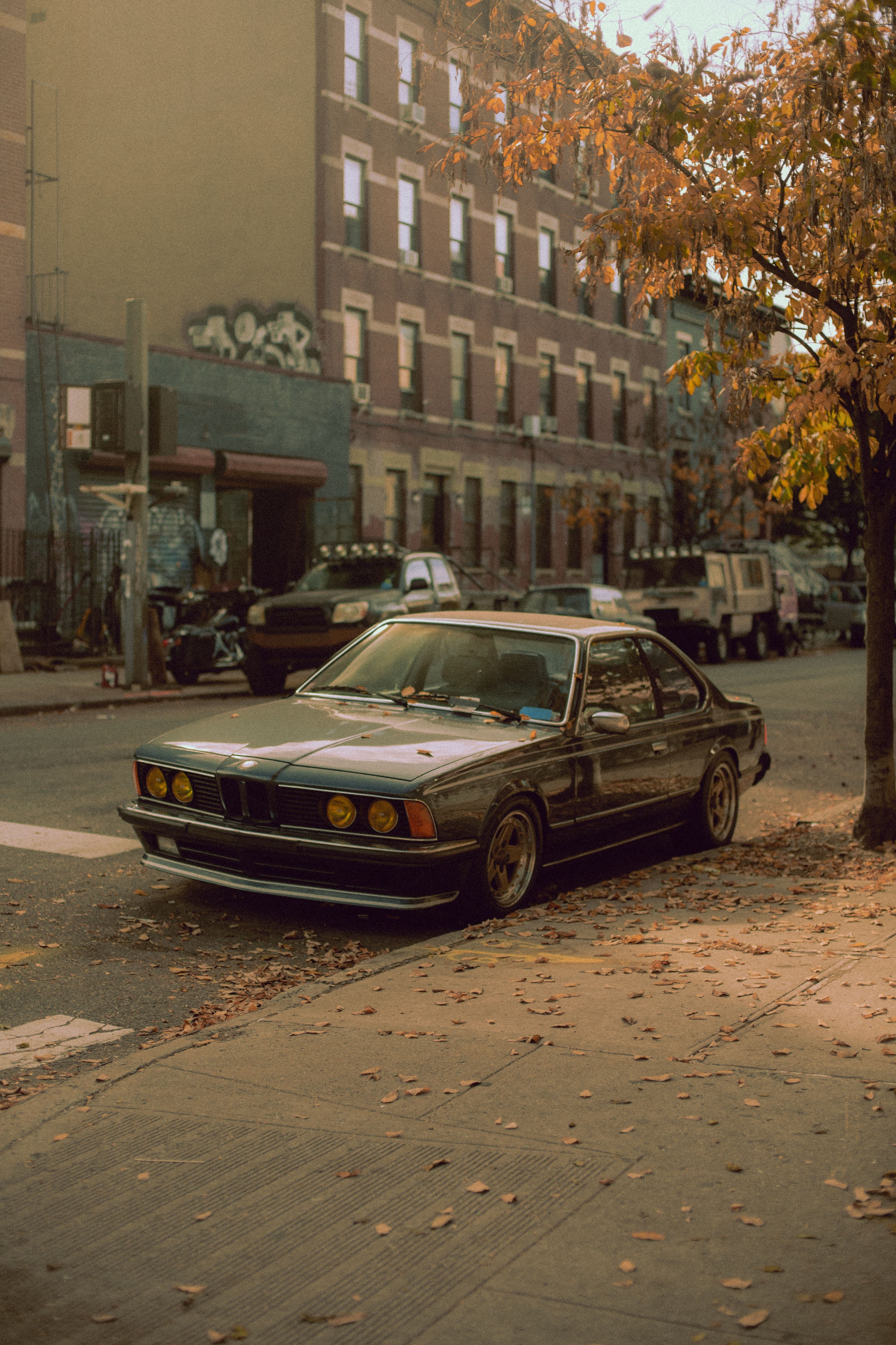 BMW Série 6 E24 garée dans une rue